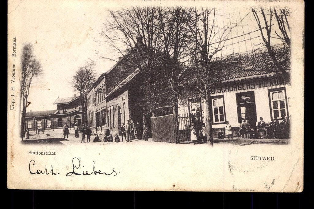 Sittard (L.), Stationstraat met station, Café en volk, 1904, Verzamelen, Verzenden, Voor 1920, Gelopen, Limburg