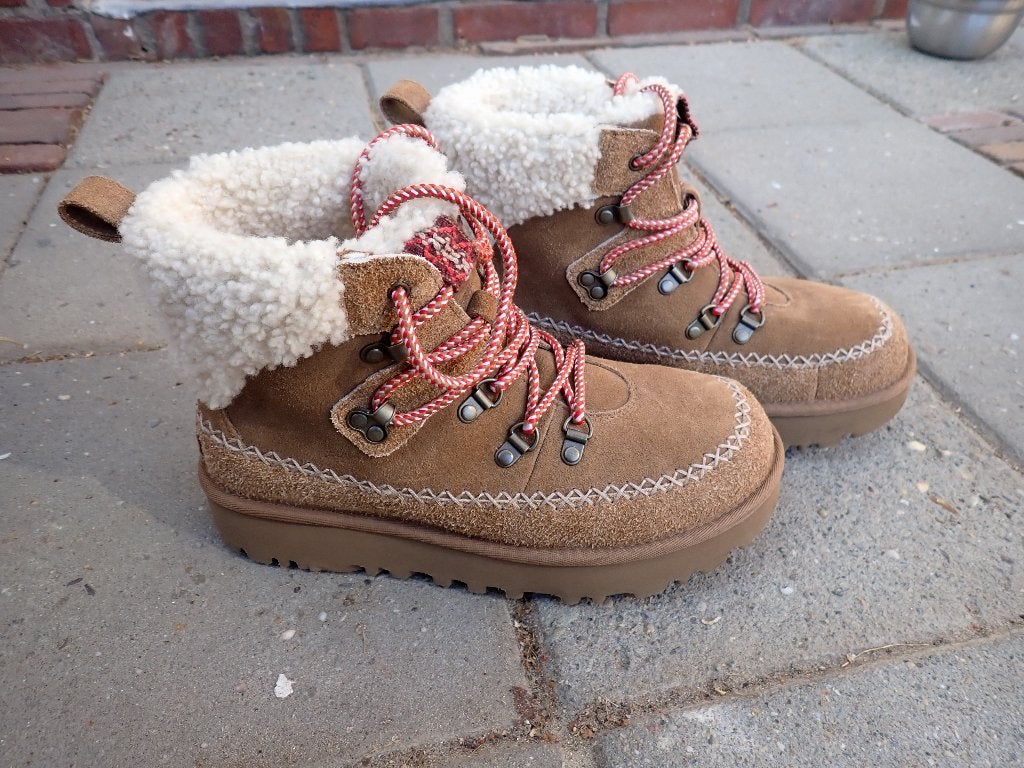 Ugg snow boots classic lace-up, UGG, Beige, Snowboots, Ophalen of Verzenden