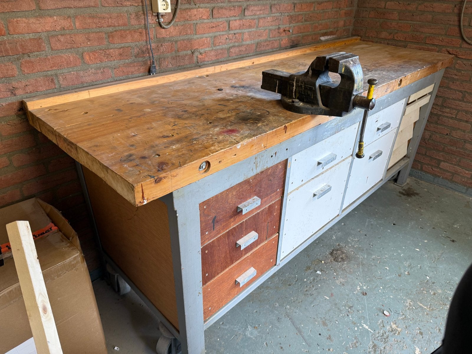 Foto 2 van Robuuste werkbank met bankschroef en lades
