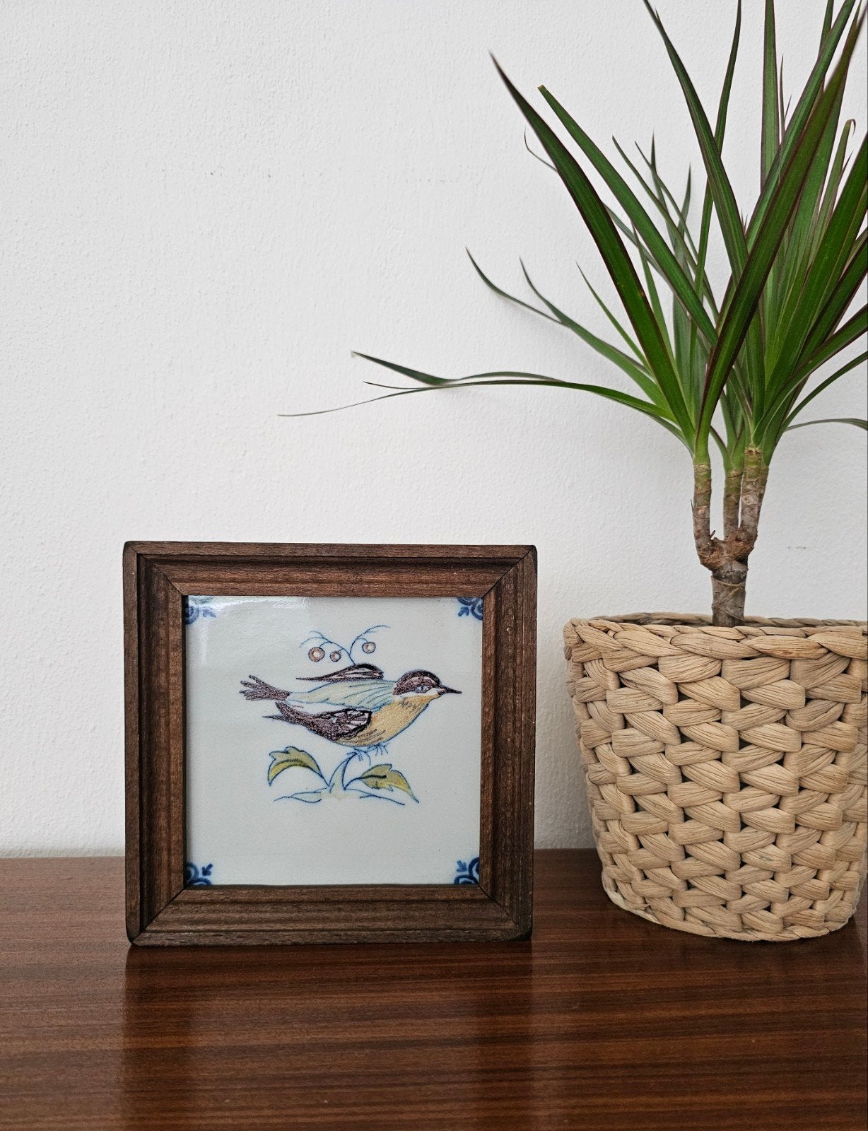 Antieke Makkum tegel met vogel in houten lijst, Ophalen of Verzenden