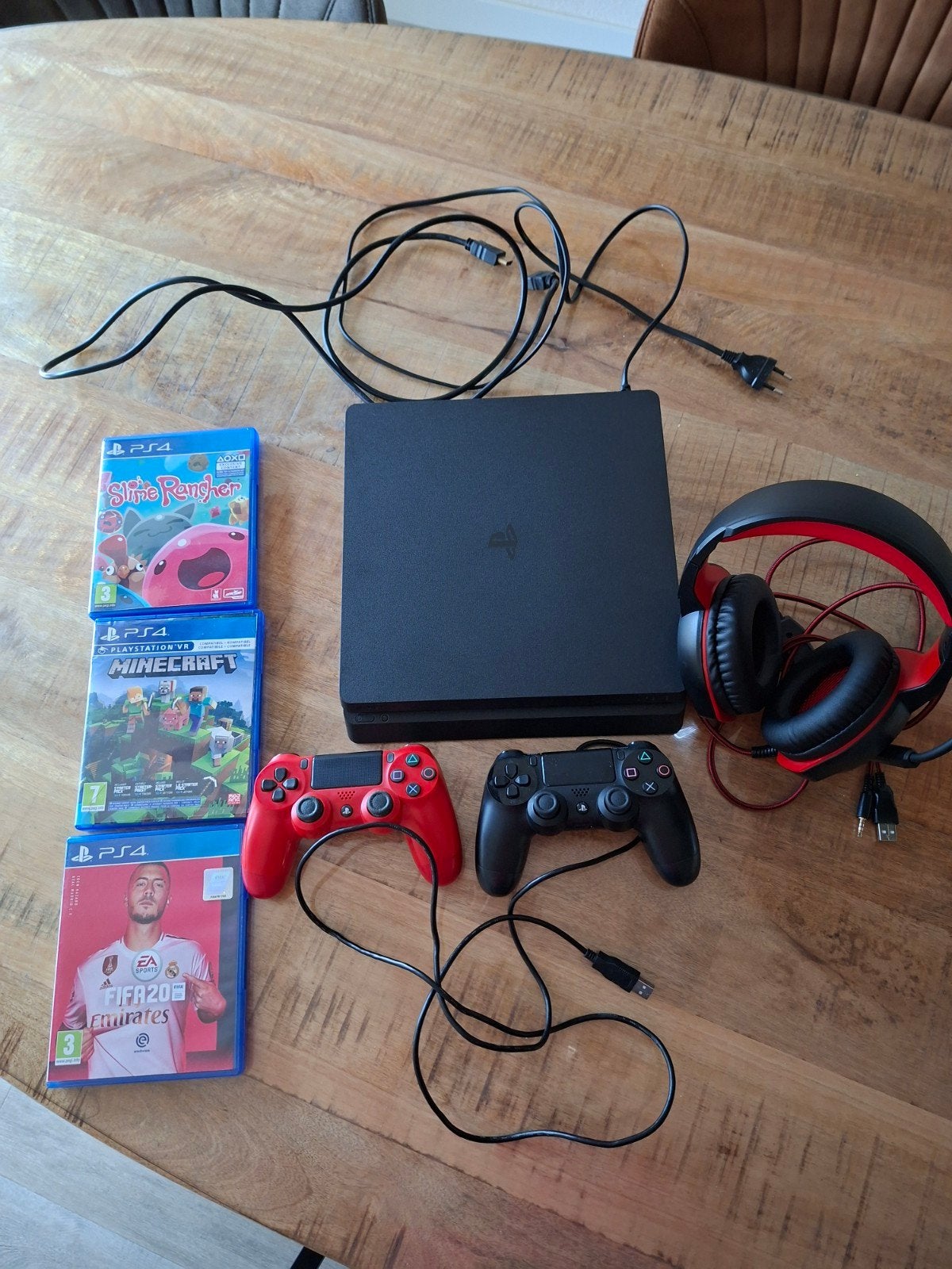 PlayStation 4 Slim 500GB met 2 controllers en 3 games, Met 2 controllers, Ophalen of Verzenden, Zo goed als nieuw, Slim