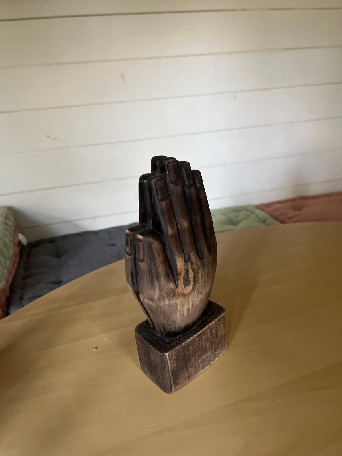 Houten sculptuur biddende handen, Minder dan 20 cm, Ophalen of Verzenden, Handgemaakt, Beeld