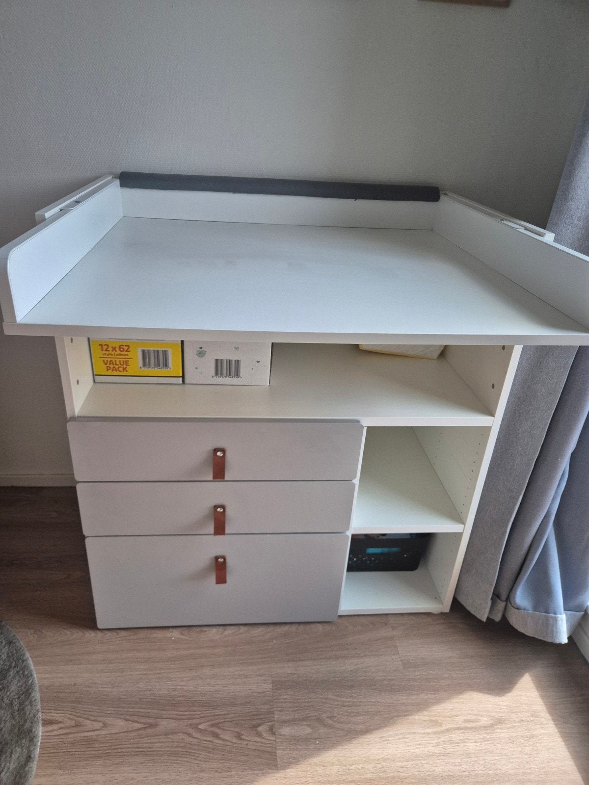Ikea Smastad complete babykamer: commode, ledikant, matras,, Ophalen, Gebruikt, Jongetje of Meisje
