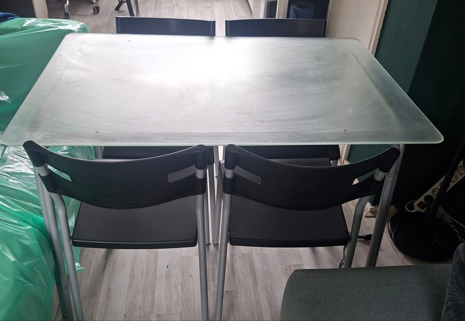 Ikea LAVER eettafel met matte glasplaat en 4 stoelen, Huis en Inrichting, Tafels | Eettafels, Ophalen, Gebruikt, 100 tot 150 cm