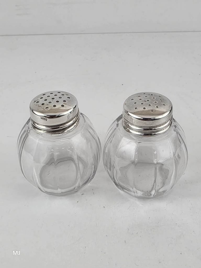 Glazen peper en zout stel met zilveren dop              Z120