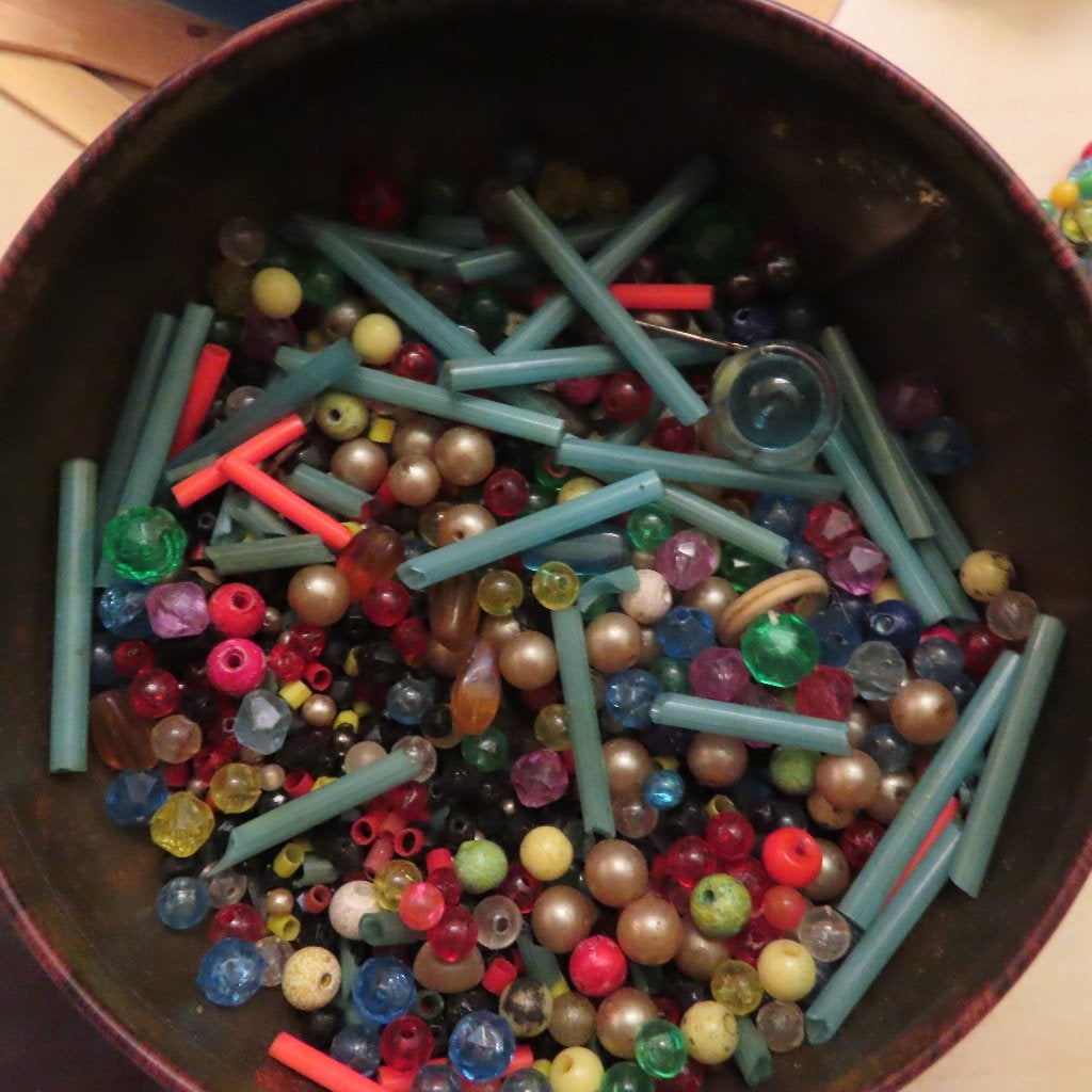kraaltjes  bakje met kraaltjes glas enz. 60er jaren+armb+ket, Verzenden, Gebruikt, Kraal