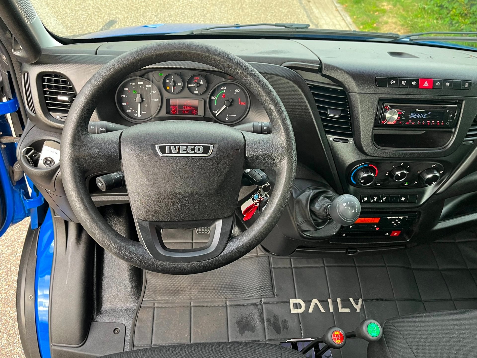 Iveco Daily 55S17W 4x4 3.0 Euro 6 | Kipper |Winch, Auto's, Dealer onderhouden, Stof, Iveco, Blauw