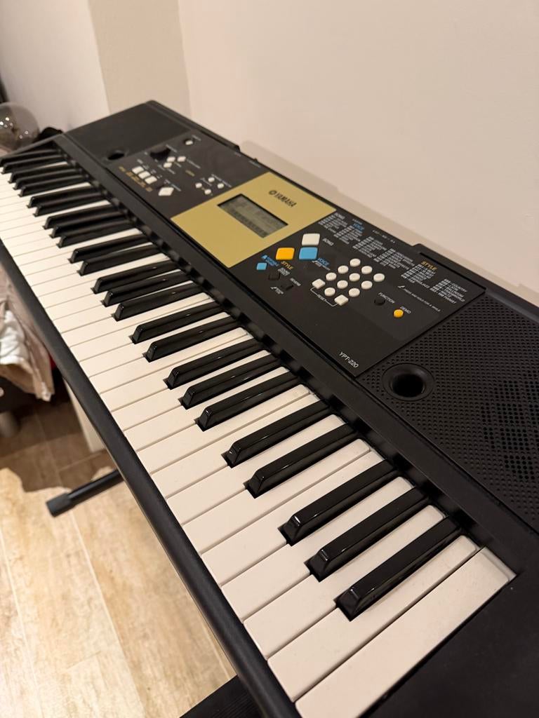 Yamaha YPT-220 Keyboard incl standaard, Muziek en Instrumenten, Keyboards, Gebruikt, 61 toetsen, Yamaha, Ophalen