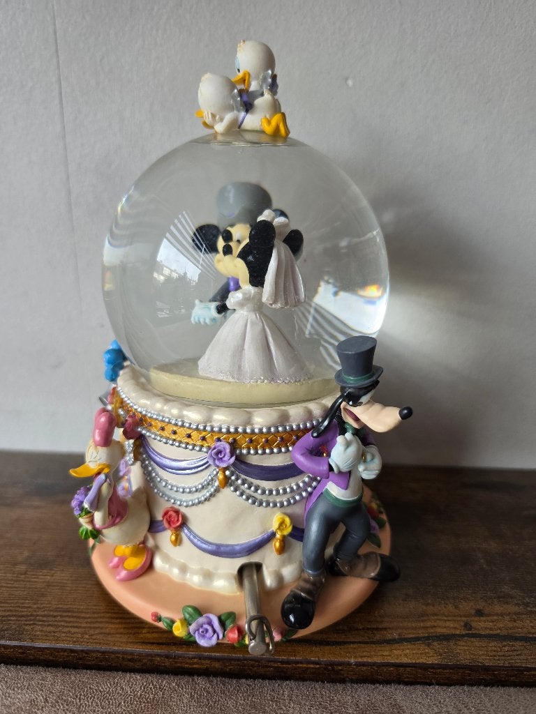 Disney snowglobe mickey en minnie bruiloft, Verzamelen, Ophalen, Mickey Mouse, Zo goed als nieuw, Beeldje of Figuurtje