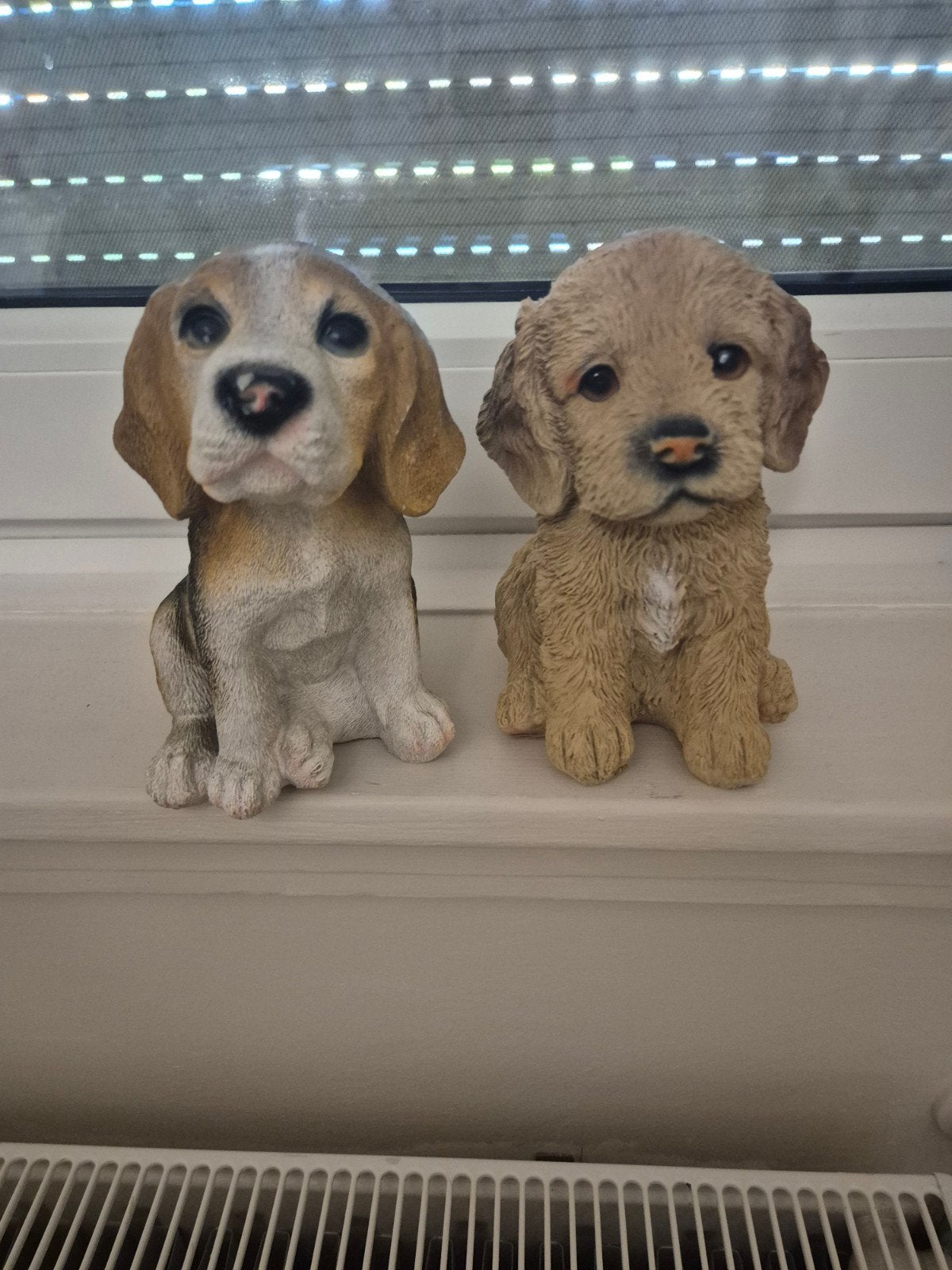 Twee schattige hondenbeeldjes voor decoratie, Ophalen, Zo goed als nieuw, Meerkleurig, Kunststof