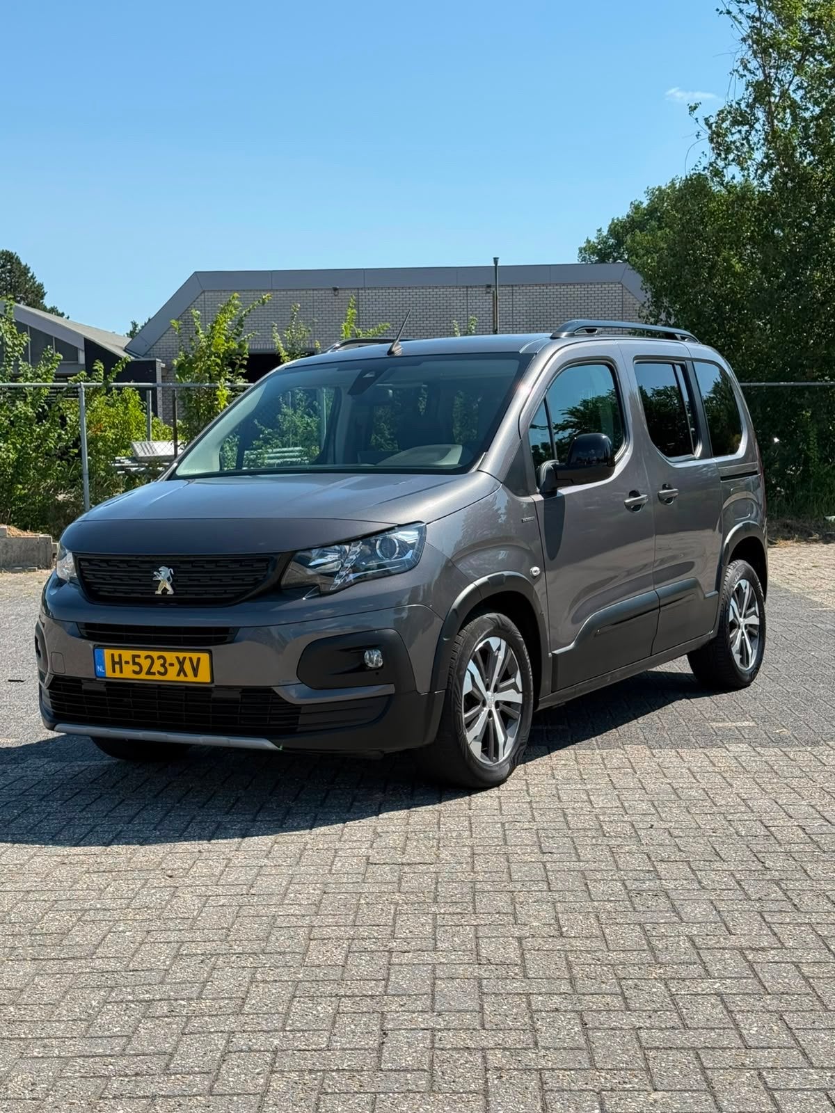 Peugeot Rifter 1.2 Puretech 110pk S&S 2019 Grijs, Auto's, Voorwielaandrijving, 1199 cc, 75 €/maand, Particulier
