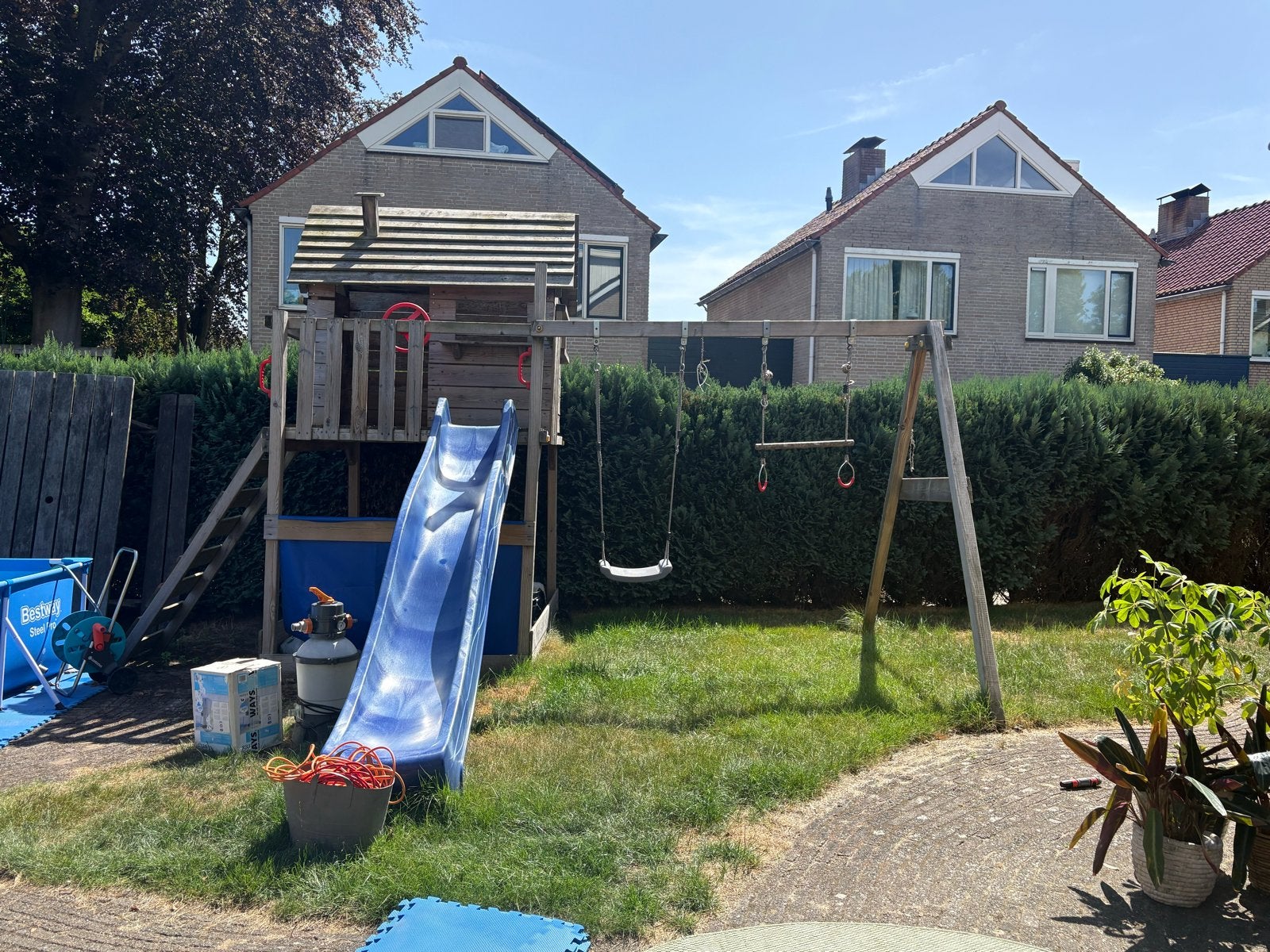 Houten speelhuisje met glijbaan en schommels, Ophalen, Gebruikt, Hout
