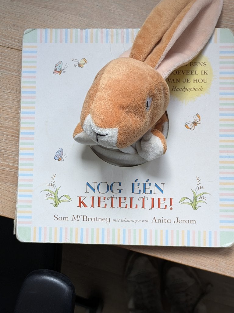 Raad eens hoeveel ik van je hou handpopboek hazeltje, Boeken, Kinderboeken | Baby's en Peuters, Ophalen of Verzenden, Zo goed als nieuw