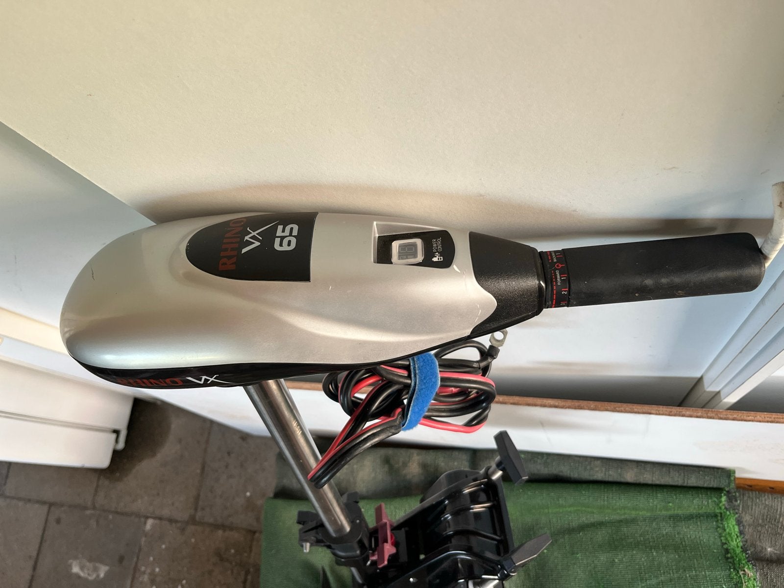 Rhino VX 65 fluistermotor met 2 accu’s en lader, Ophalen, Gebruikt, Motor en Techniek