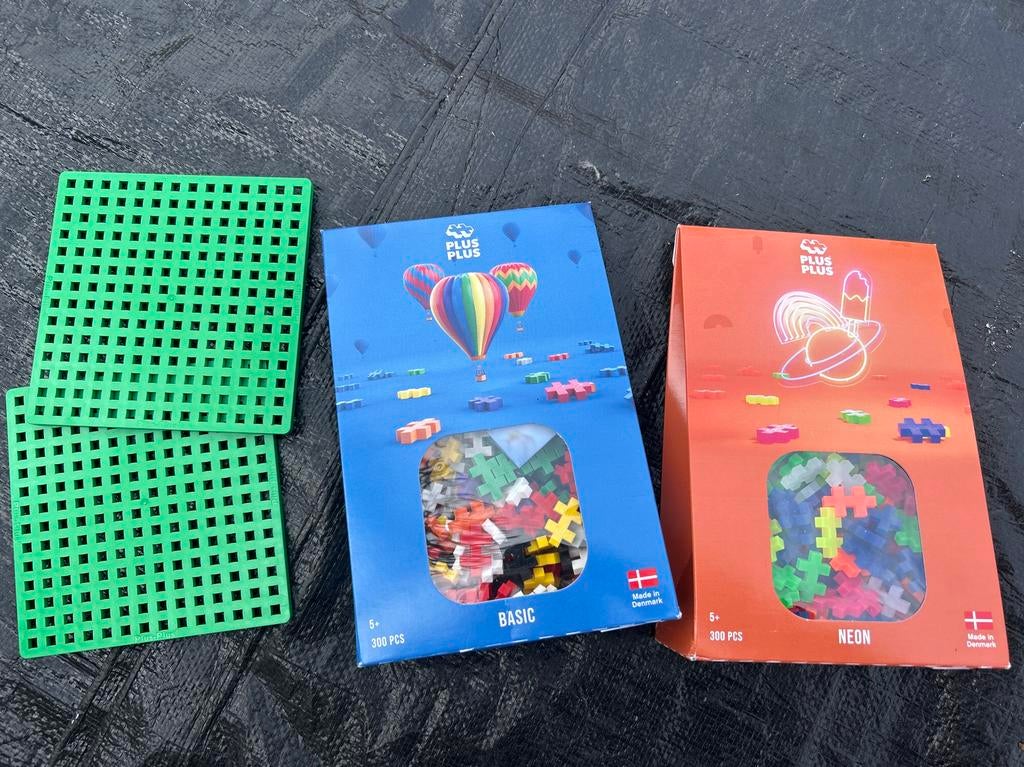 Plus-Plus Basic & Neon 2x300 stuks met bouwplaten, Ophalen of Verzenden, Zo goed als nieuw, Overige merken
