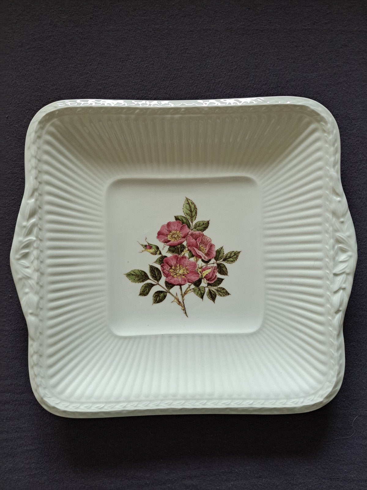 Vierkante gebaksschaal wedgwood briar rose 25.5 cm, Ophalen of Verzenden, Wedgwood, Porselein, Schaal of Schalen
