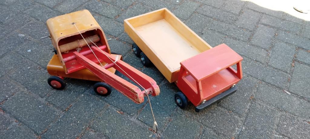 Vintage houten speelgoed: Takelwagen en kiepwagen, Kinderen en Baby's, Speelgoed | Speelgoedvoertuigen, Ophalen of Verzenden, Gebruikt