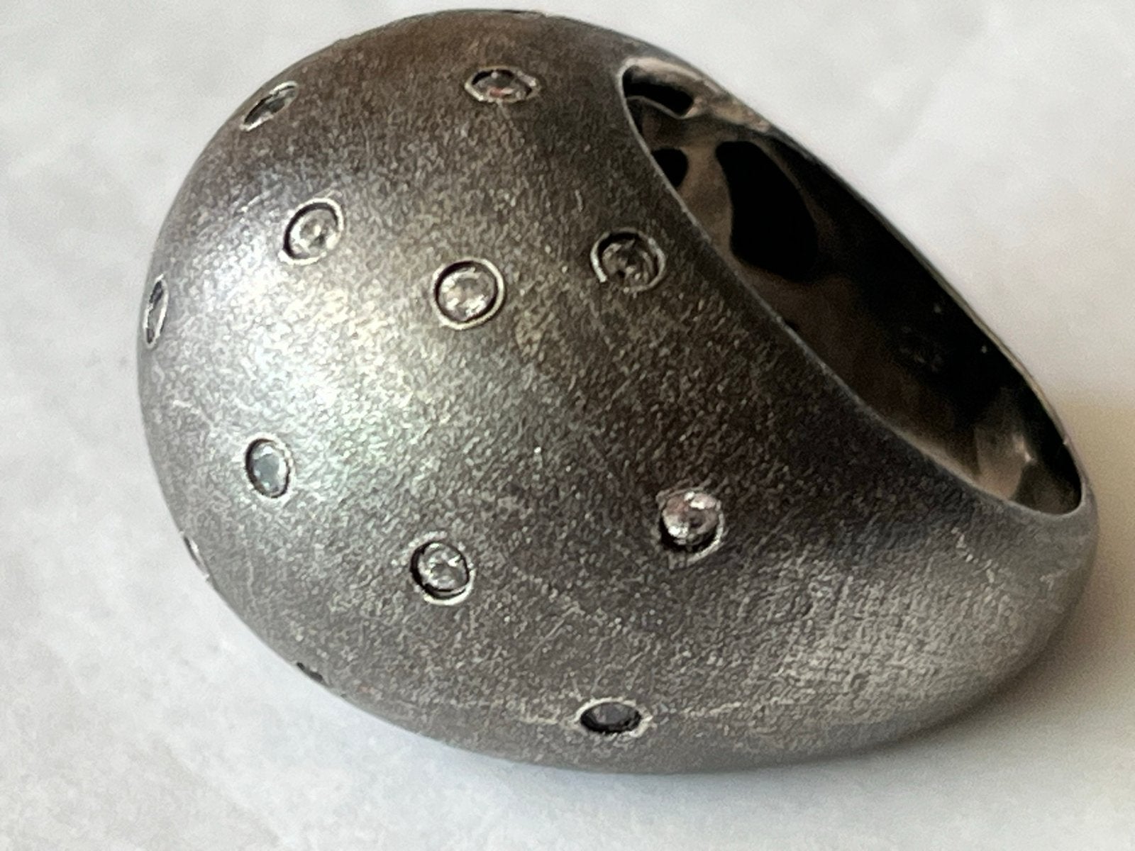 Zilveren Design Ring met Saffier, Mat Zilver, Maat 18, 18 tot 19, Verzenden, Zo goed als nieuw, Met edelsteen