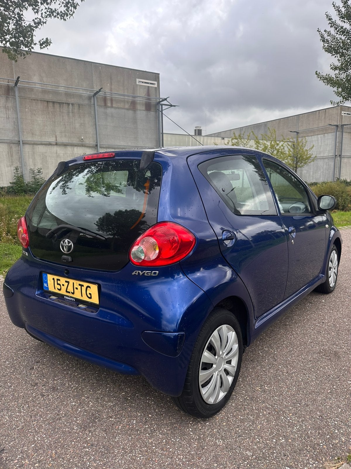 Foto 5 van Toyota Aygo 1.0 | Donker blauw | 5 Deurs | NAP | Zuinig