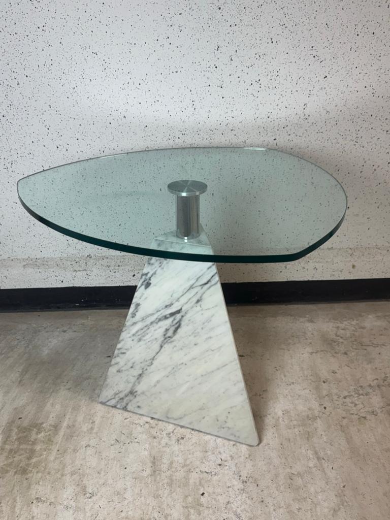 Unieke salontafel met glazen blad en marmeren voet, Huis en Inrichting, Tafels | Salontafels, Ophalen, 100 tot 150 cm, ?, Overige vormen
