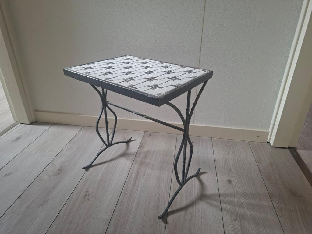 Stalen bijzettafel met tegelblad, Huis en Inrichting, Tafels | Bijzettafels, 45 tot 60 cm, Minder dan 55 cm, Gebruikt, Metaal of Aluminium
