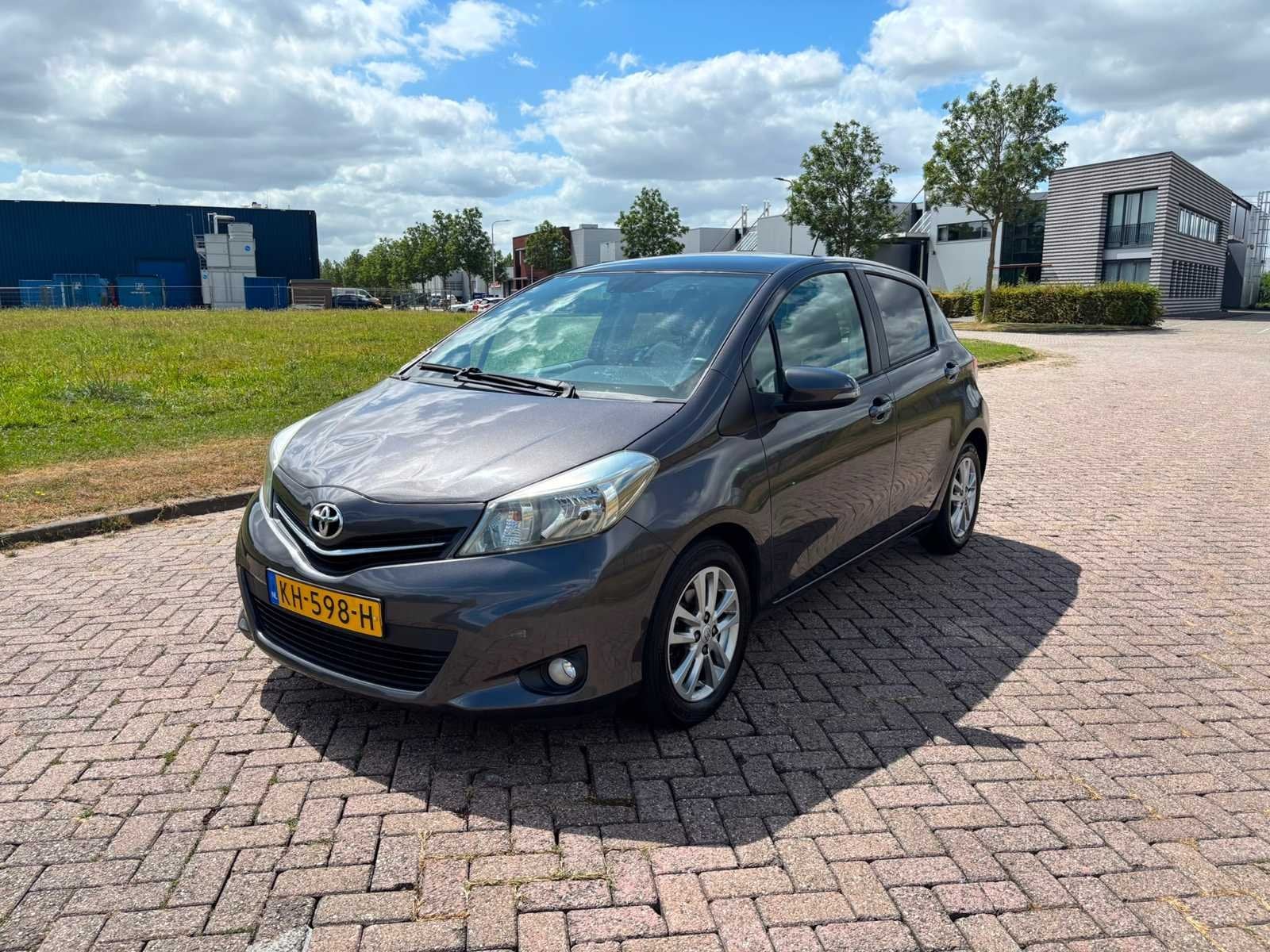 Toyota Yaris 1.3 VVT i Aspiration Automaat, KH-598-H, Euro 5, 4 cilinders, Bedrijf, 99 pk