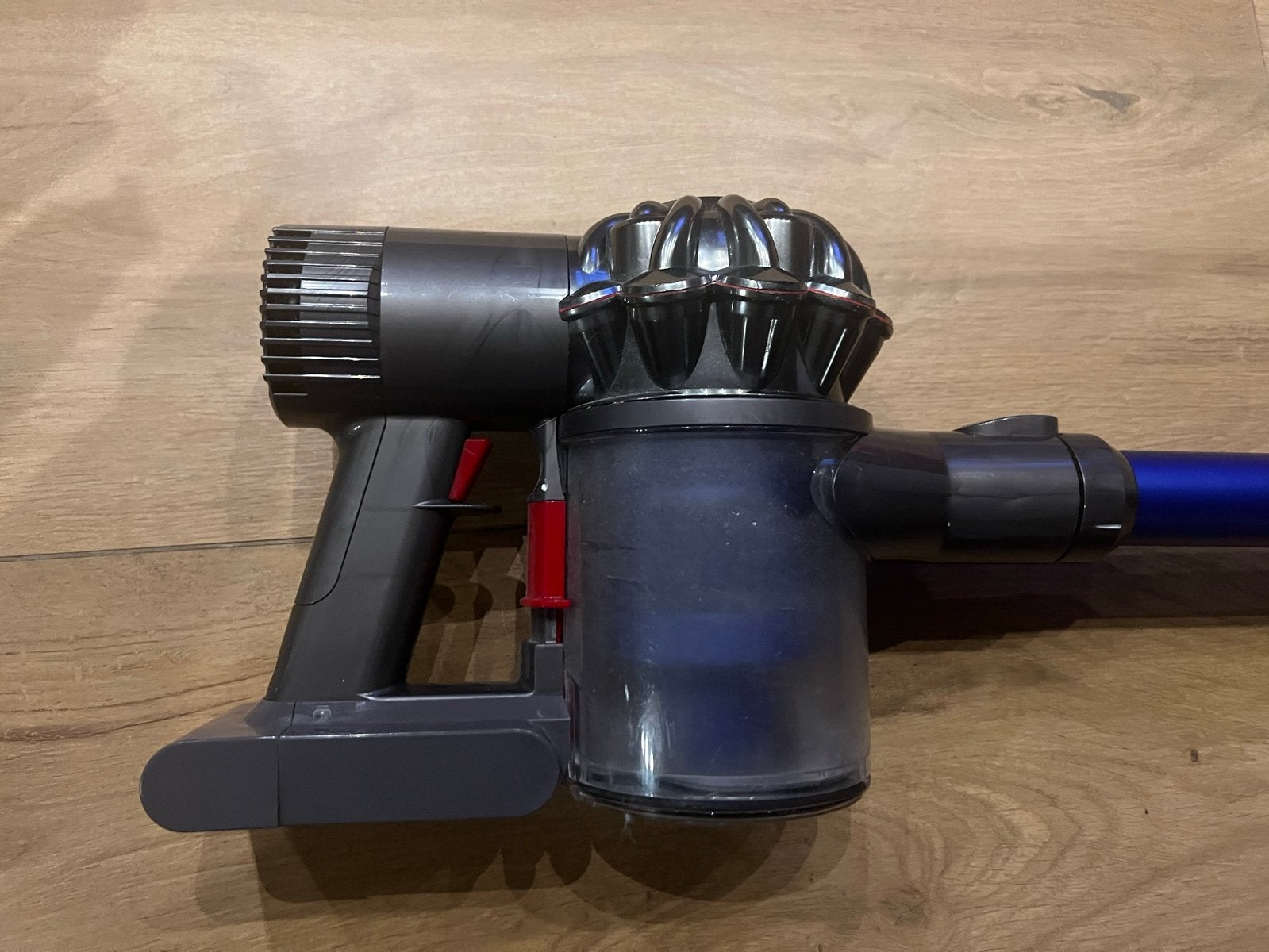 Dyson V6 Fluffy+ met defecte accu en oplaadstation, Draadloos, Ophalen of Verzenden, Dyson, Niet werkend