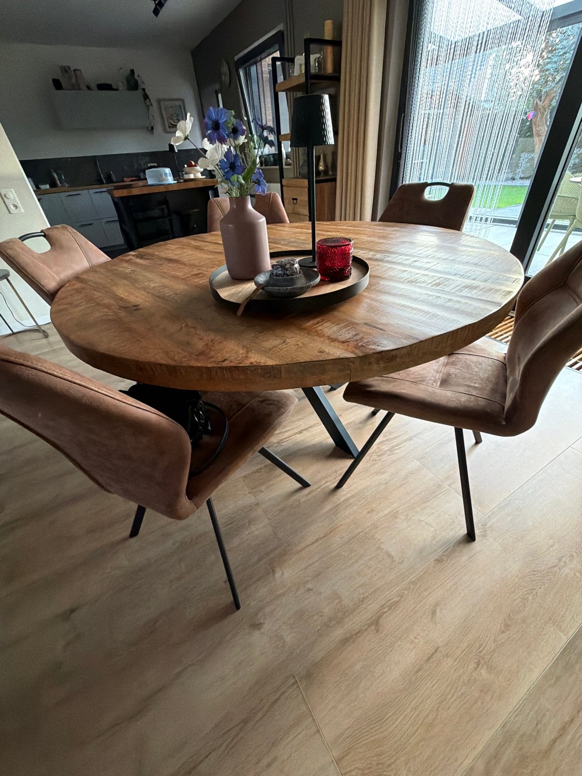 Ronde eettafel van mangohout met metalen x poot, 150, Huis en Inrichting, 100 tot 150 cm, Rond, Ophalen of Verzenden, Zo goed als nieuw