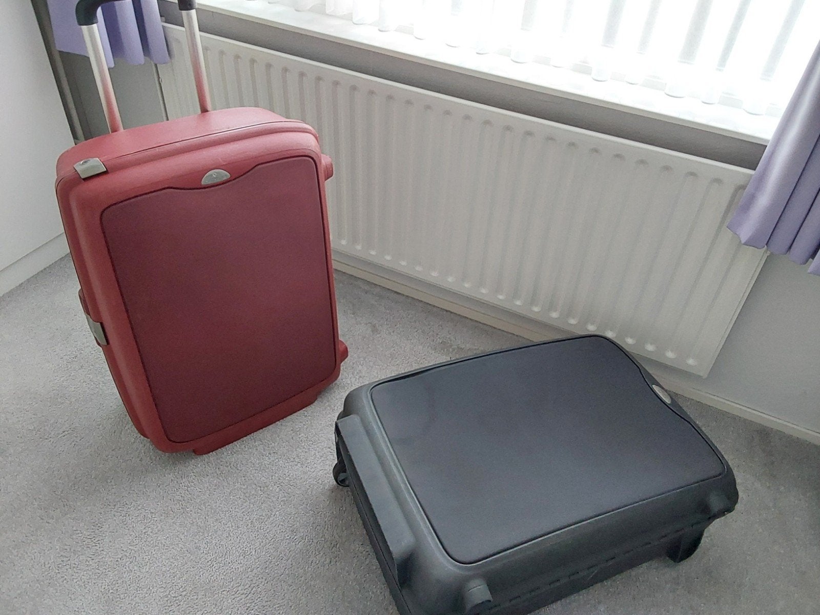 Set van 2 Samsonite koffers: bordeauxrood en grijs.