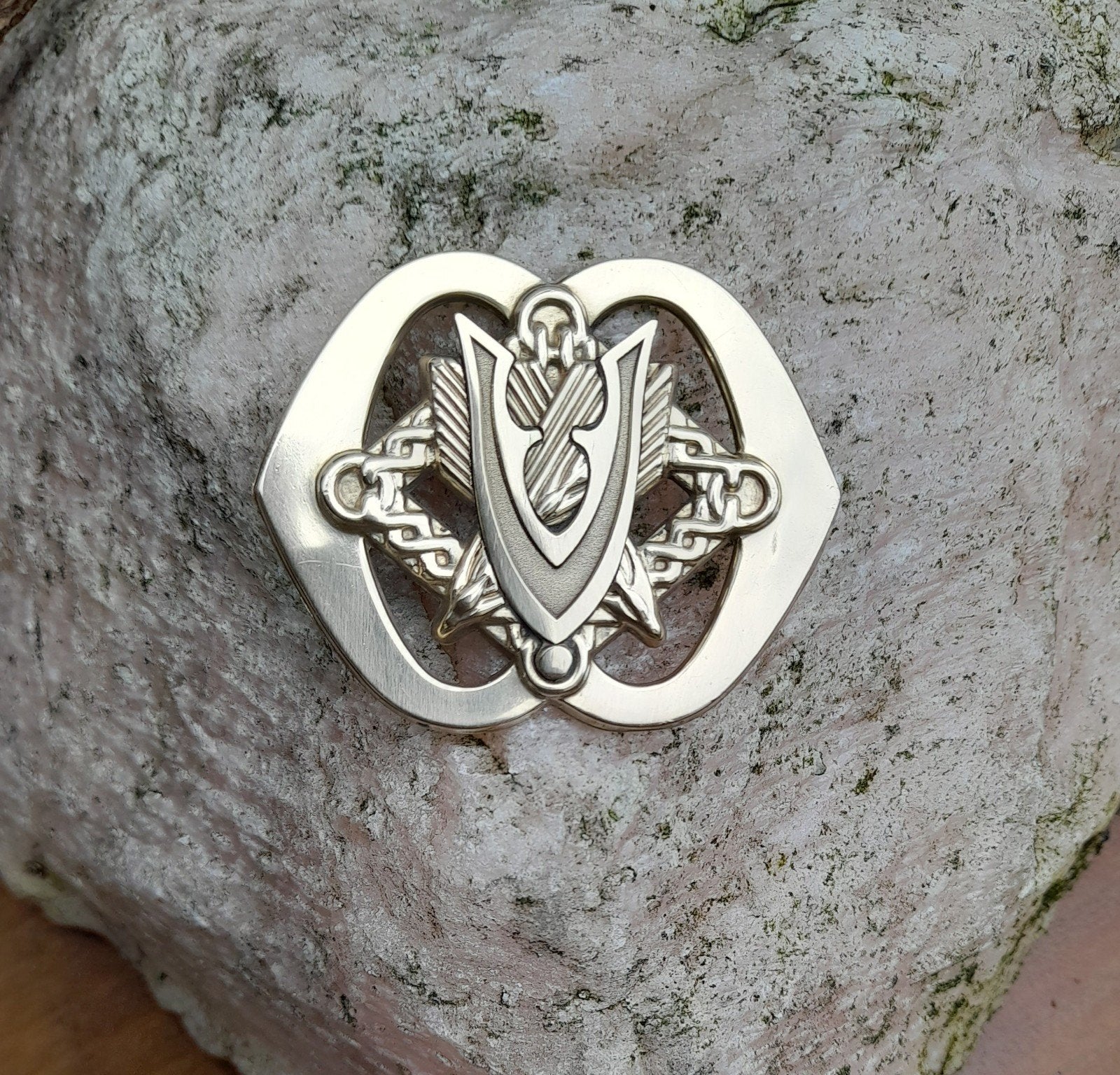 oude baretembleem intendance veteraan., Verzamelen, Ophalen of Verzenden, Landmacht, Nederland, Embleem of Badge