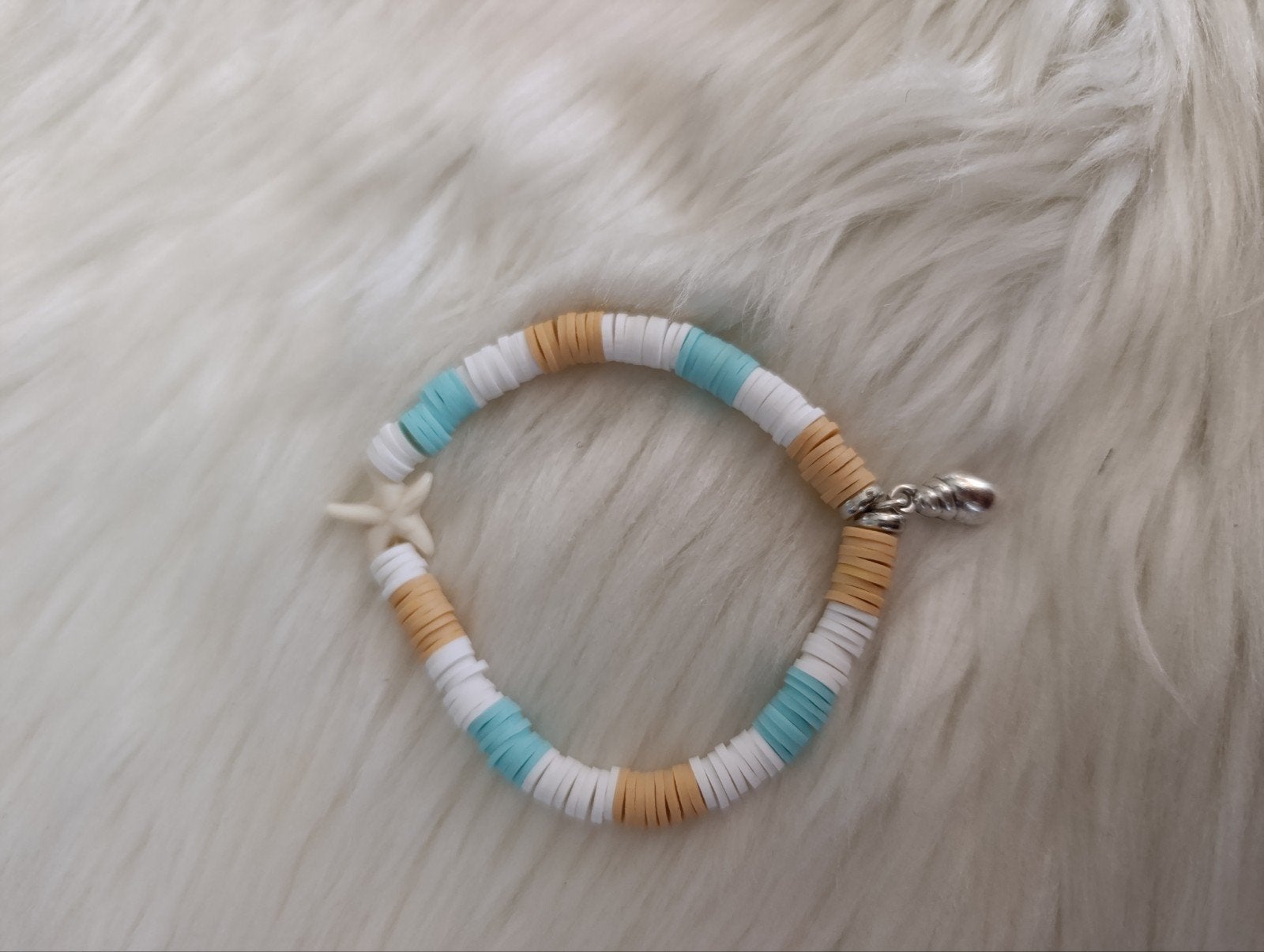 Zomerse kralenarmband met zeester en schelpje, rekbaar, Wit, Kunststof of Plastic, Nieuw, Ophalen of Verzenden