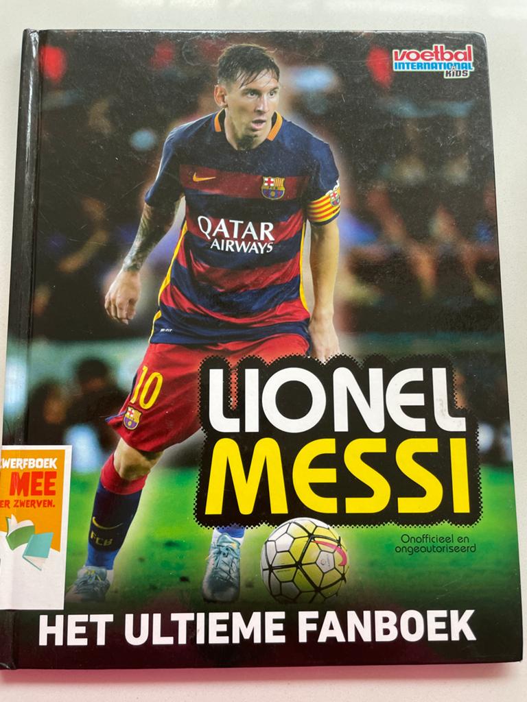 Lionel Messi: Het Ultieme Fanboek (Voetbal International), Ophalen of Verzenden, Gebruikt