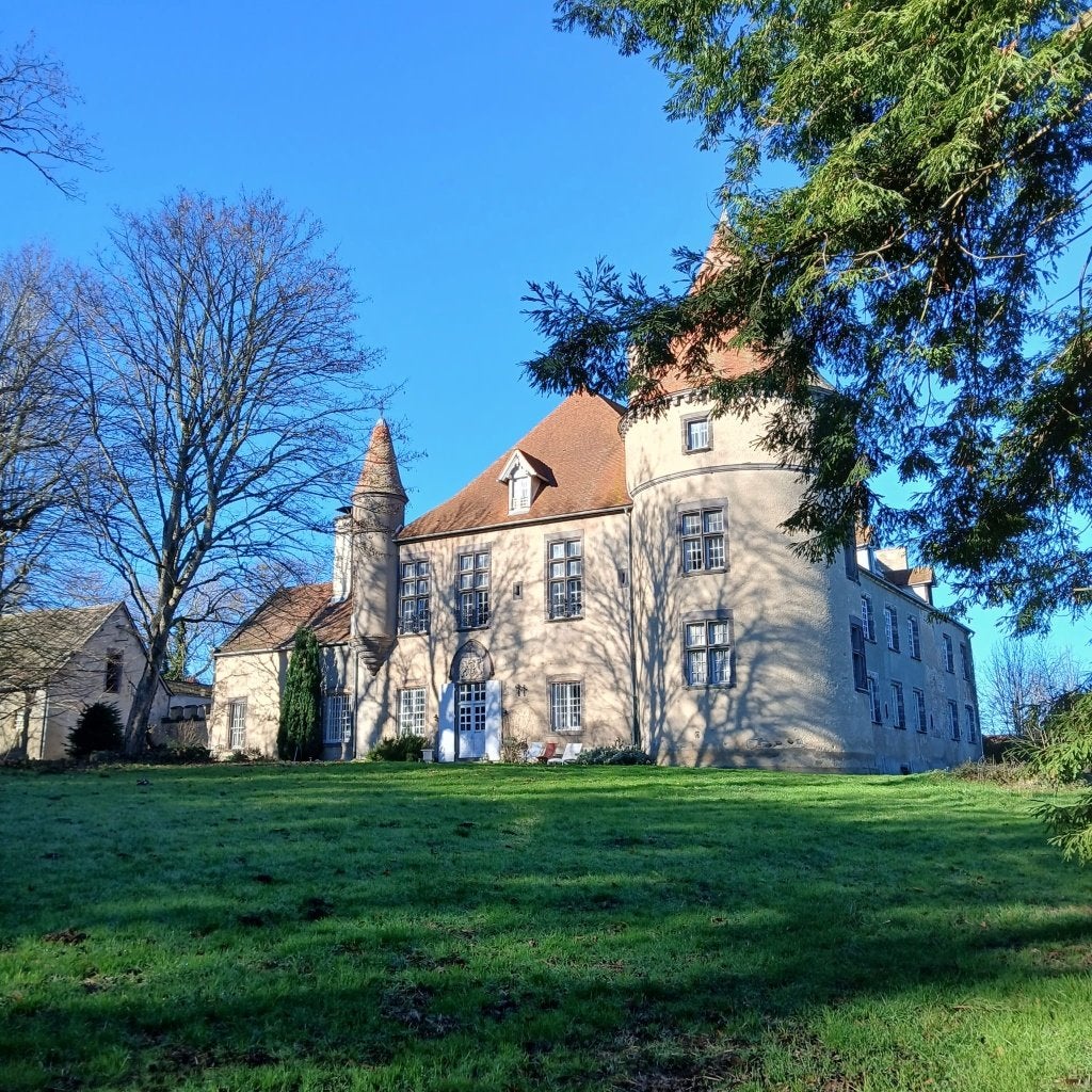 Prachtig Château in Auvergne Frankrijk Kasteel 16e/18e eeuw, Blot l'Eglise, Dorp, Frankrijk, Woonhuis