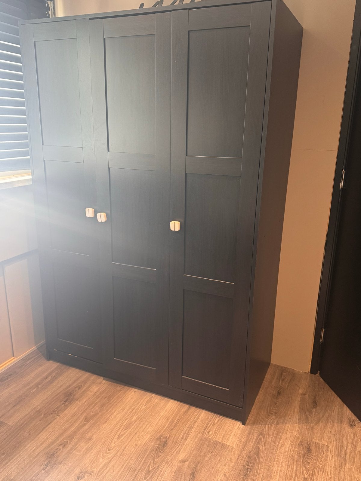 IKEA RAKKESTAD Kledingkast met 3 deuren, zwartbruin, Huis en Inrichting, Kasten | Kledingkasten, Ophalen, 100 tot 150 cm, Zo goed als nieuw