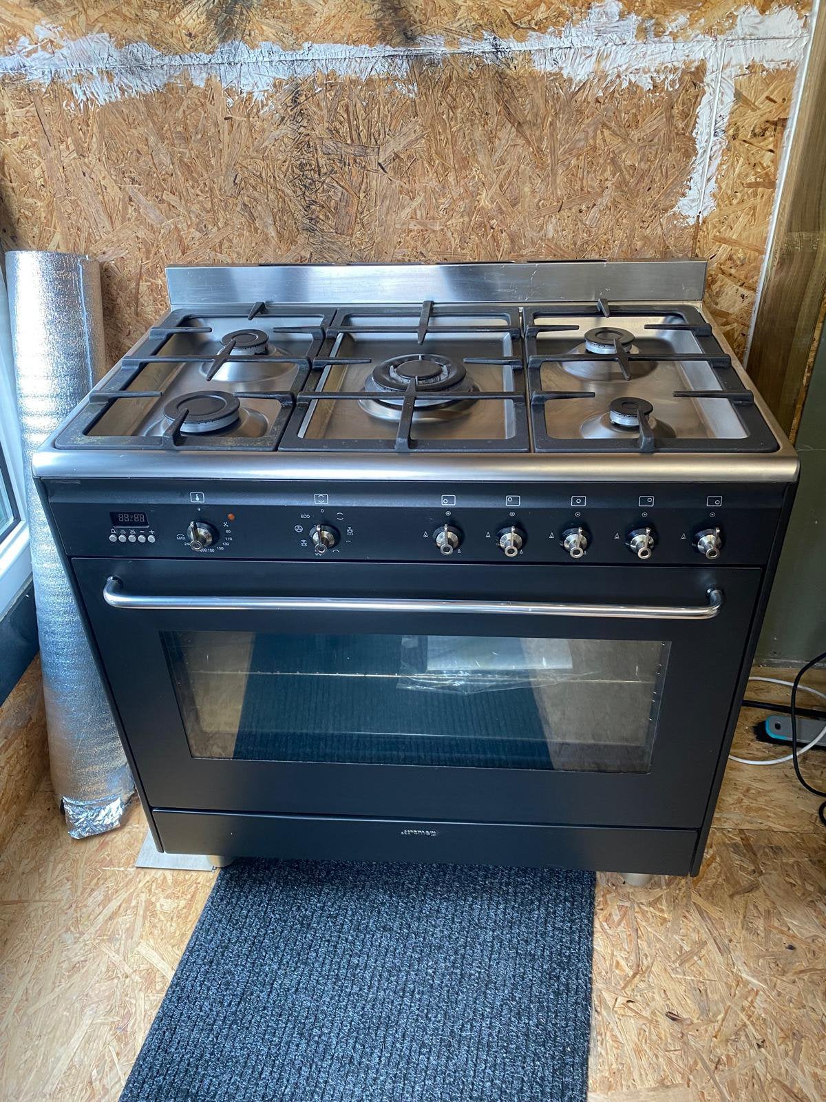 Mooie smeg 5 pits gasfornuis met geweldige oven, Witgoed en Apparatuur, Fornuizen, Ophalen, 60 cm of meer, Zo goed als nieuw, Gas