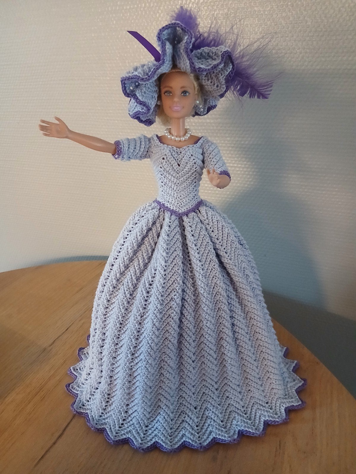 Barbie met gehaakte jurk, Ophalen of Verzenden, Zo goed als nieuw, Kleertjes