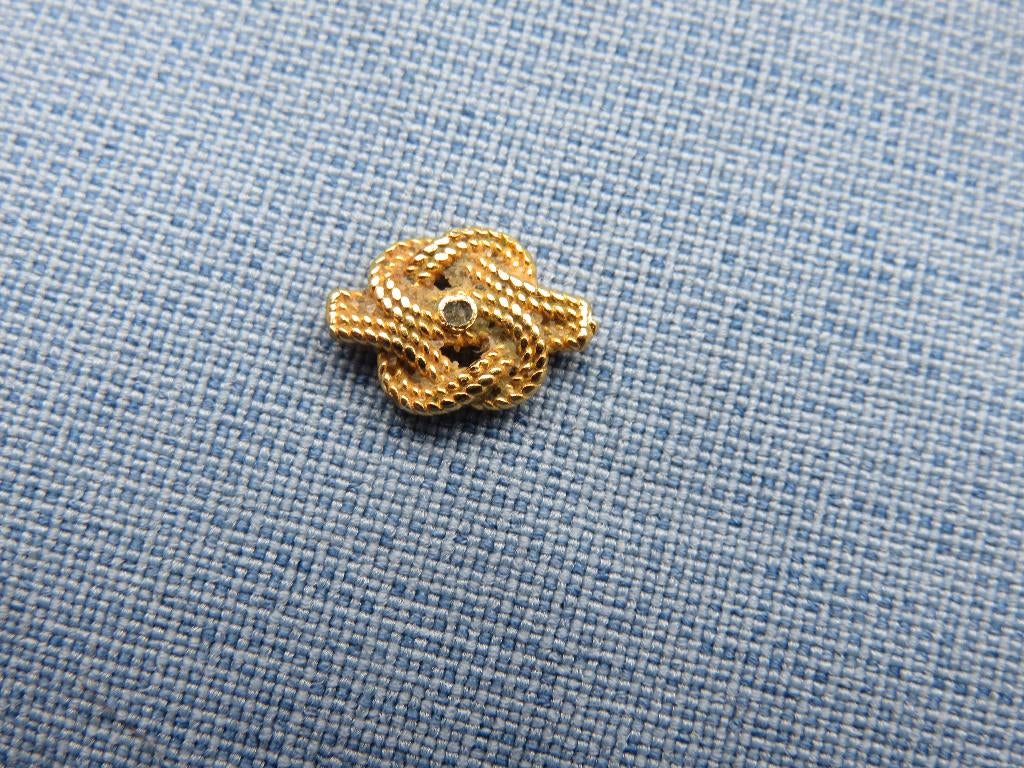 Klein ornament / beslag in goud met steentje - bodemvondst, Antiek en Kunst, Ophalen of Verzenden, Goud