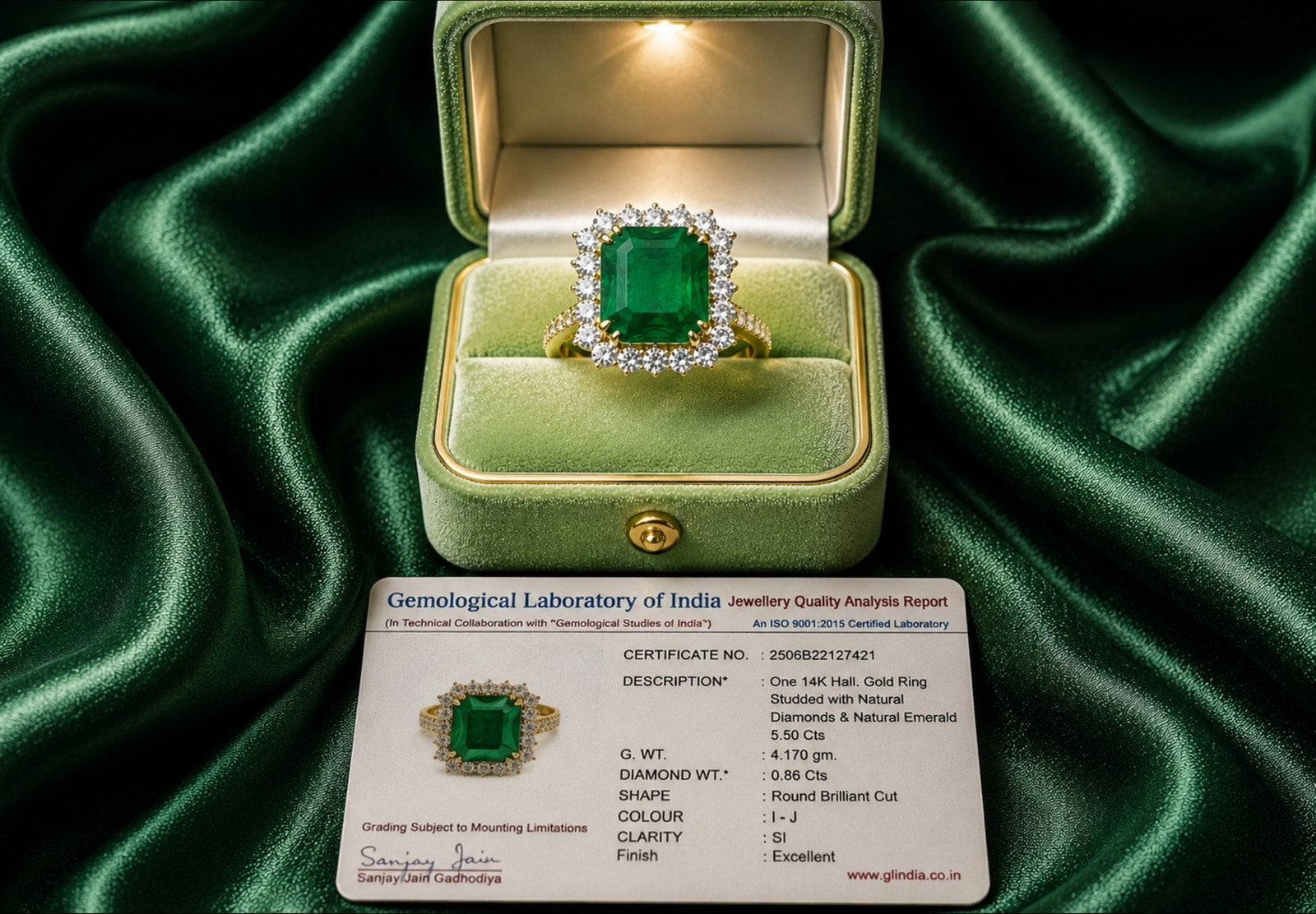 Ring goud met diamanten en smaragd, Nieuw, Ophalen of Verzenden, 17 tot 18, Dame