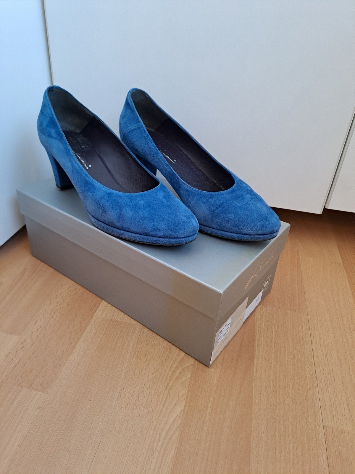 Lilian elegante blauwe suède pumps met hak maat 39, Kleding | Dames, Schoenen, Pumps, Blauw, Lilian, Ophalen of Verzenden