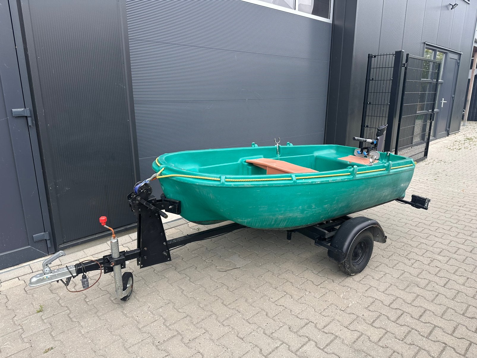Leuke boot incl (nieuwe) elektr. motor en trailer, Watersport en Boten, Vis- en Consoleboten, Ophalen, Zo goed als nieuw, Kunststof