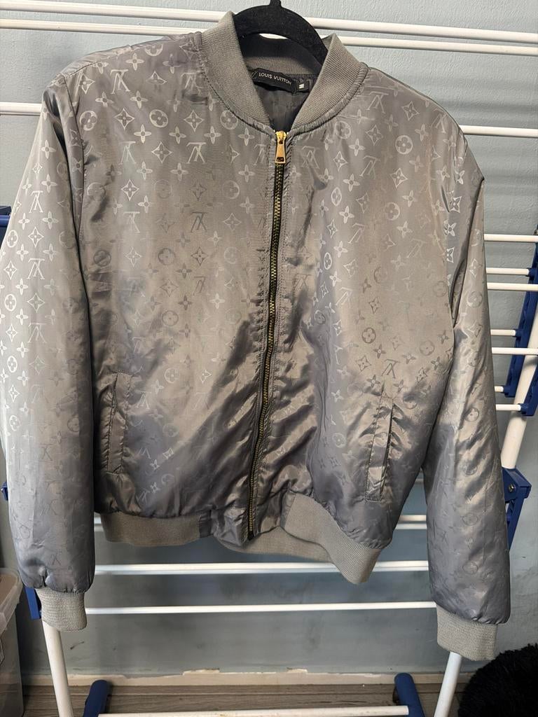Louis Vuitton Zomer Bomberjack - Grijs Monogram, Kleding | Heren, Jassen | Zomer, Ophalen of Verzenden, Zo goed als nieuw, Maat 48/50 (M)
