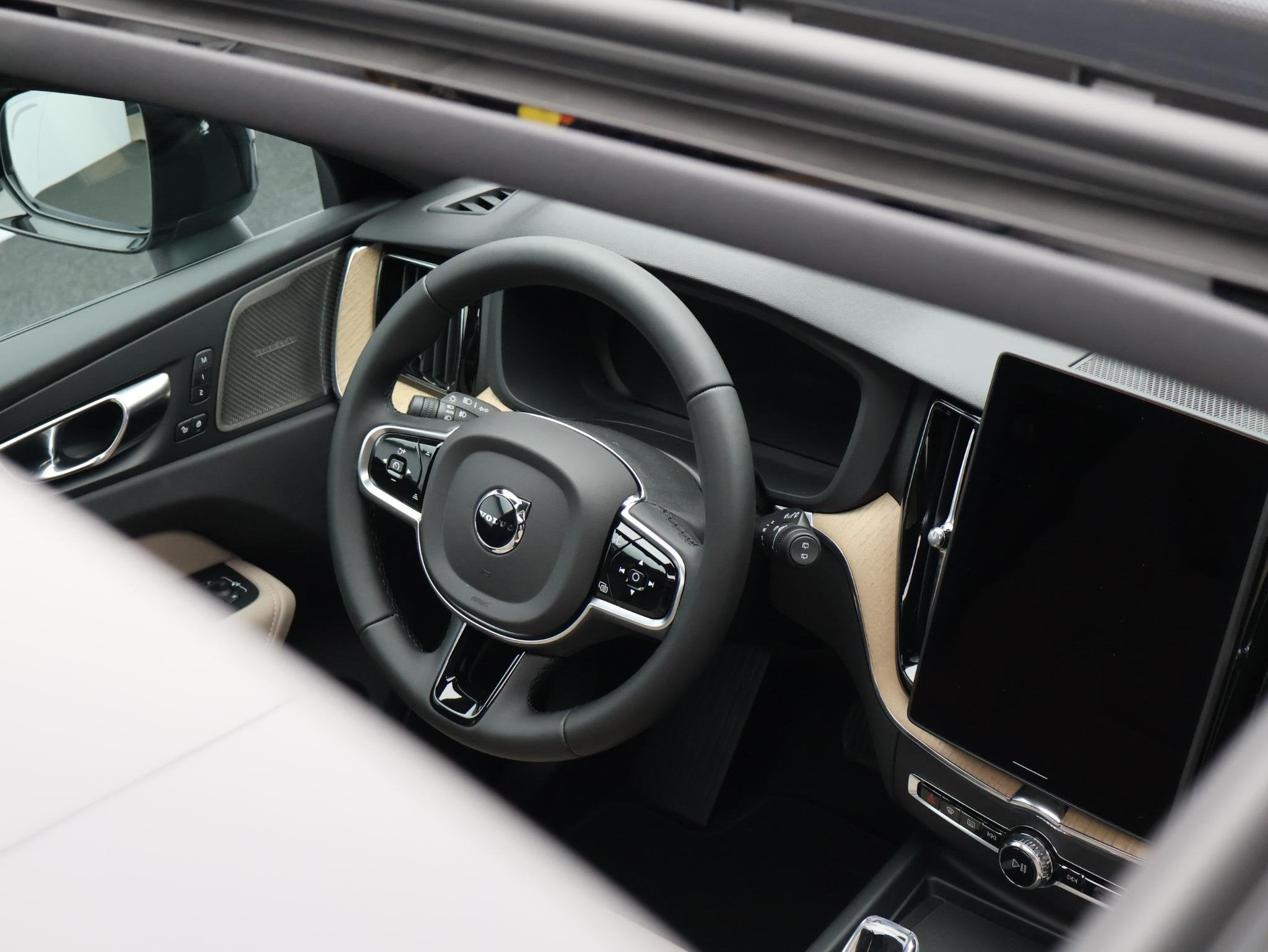 Volvo XC60 2.0 T6 Plug-in hybrid AWD Plus Dark / Pano. dak /, Automaat, Euro 6, 4 cilinders, 1969 cc