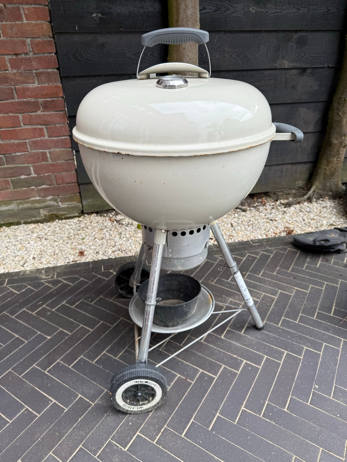 Weber BBQ ivory 47cm met hoes en brikettenstarter, Ophalen, Gebruikt