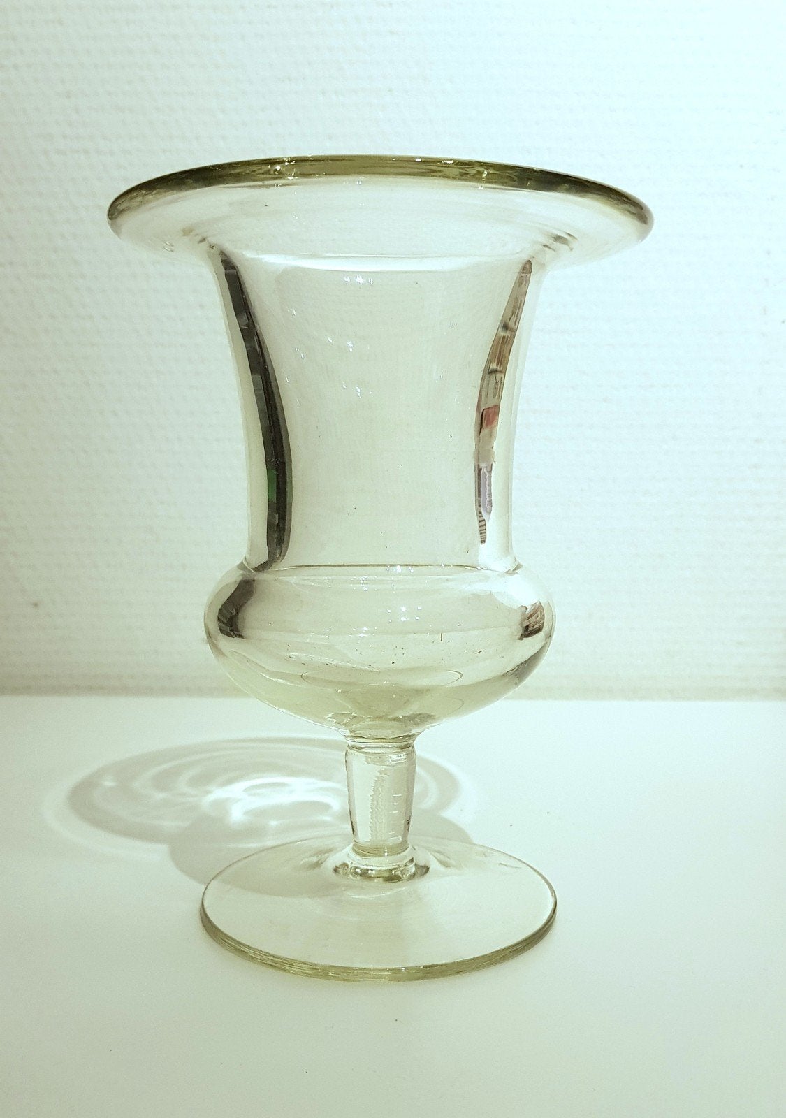 Vintage Glazen Kelkvaas op Voet – Mondgeblazen Medicivaas, Verzenden