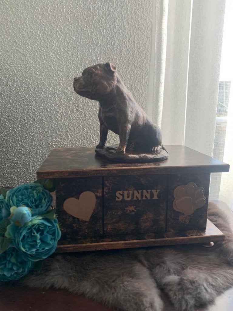 Stafford Bull Terriër beeld op urn als set of los te koop., Ophalen of Verzenden, Nieuw, Overige typen