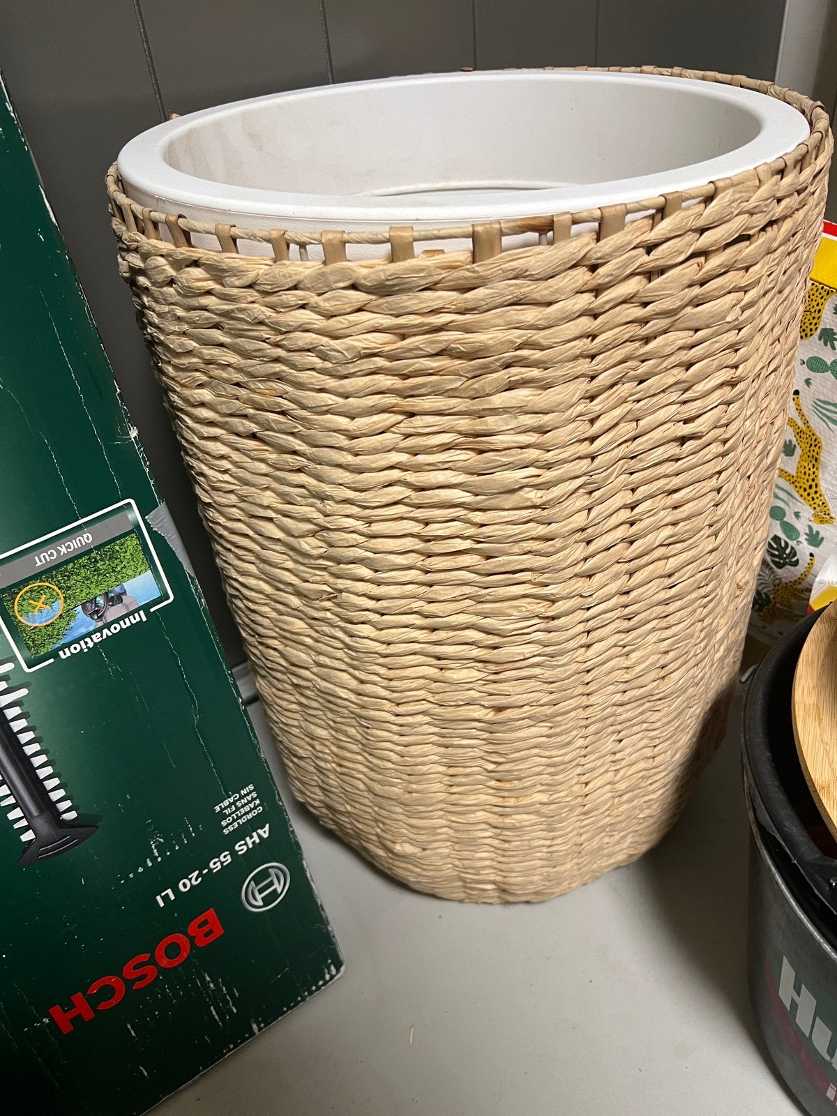 Gevlochten mand met witte plastic binnenpot, Huis en Inrichting, Woonaccessoires | Schalen en Manden, Ophalen, Gebruikt, Rond