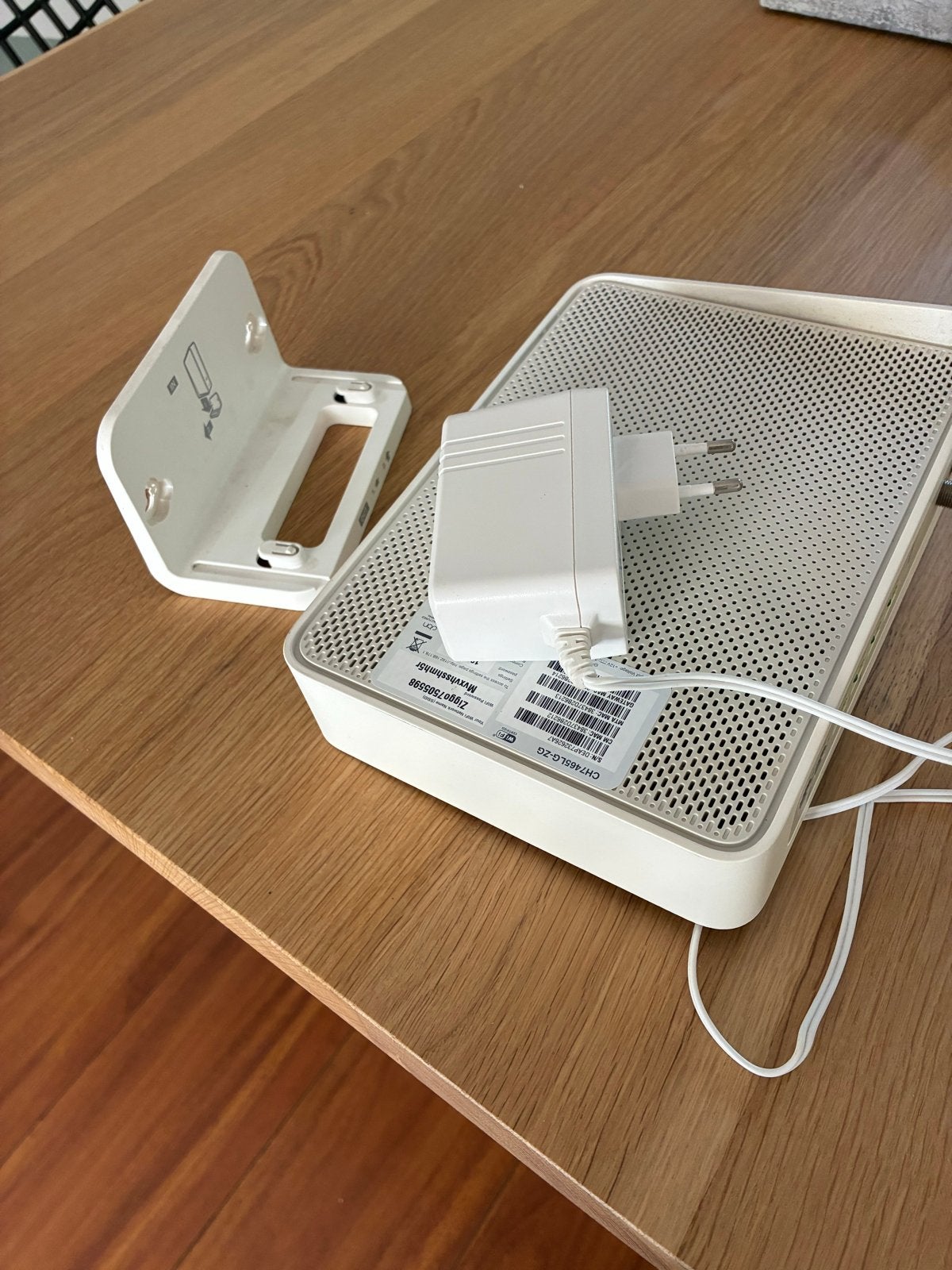 Ziggo modem met adapter en standaard, Computers en Software, Routers en Modems, Ophalen of Verzenden, Gebruikt, Router met modem