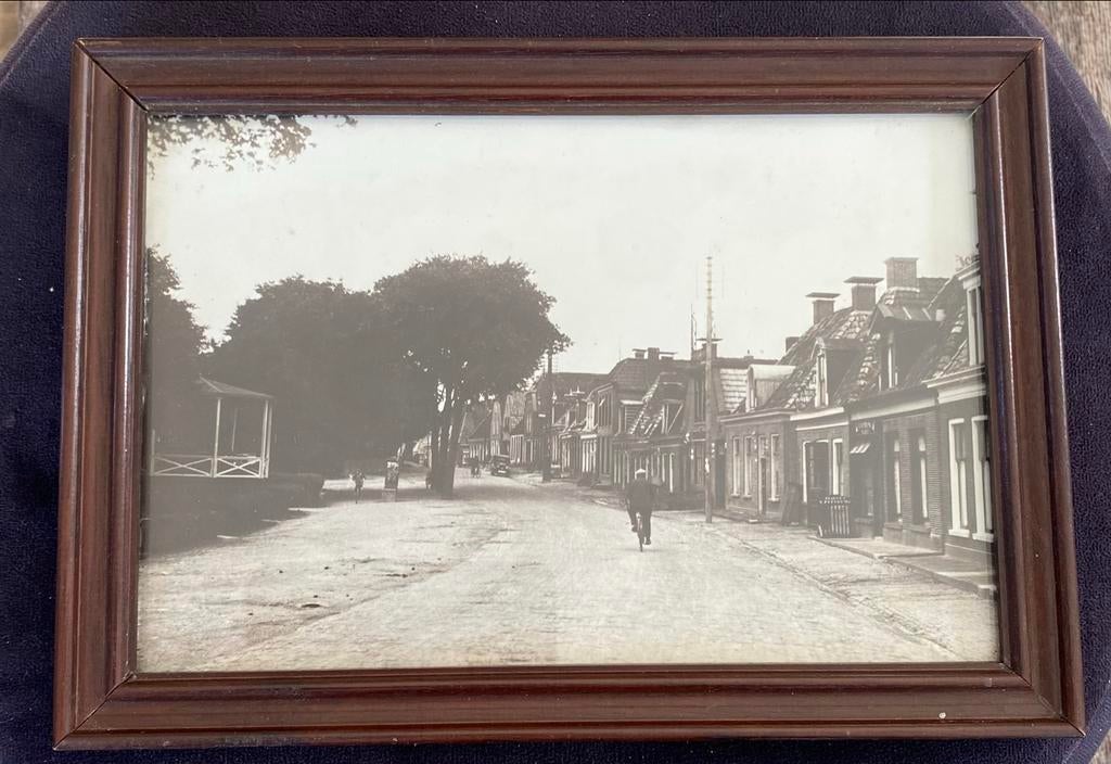 Oude foto van straatbeeld Friesland, Verzamelen, Foto's en Prenten, Gebruikt, Foto, Ophalen of Verzenden, Gebouw