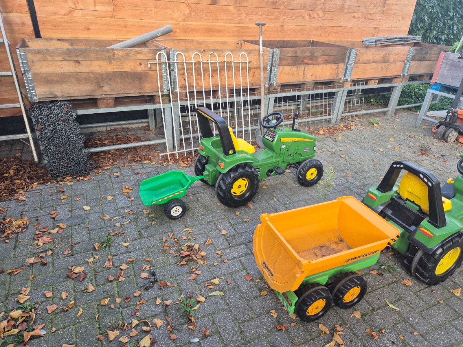 2 x John Deere traptractor met aanhanger en graafmachine, Ophalen, Gebruikt, Trapvoertuig