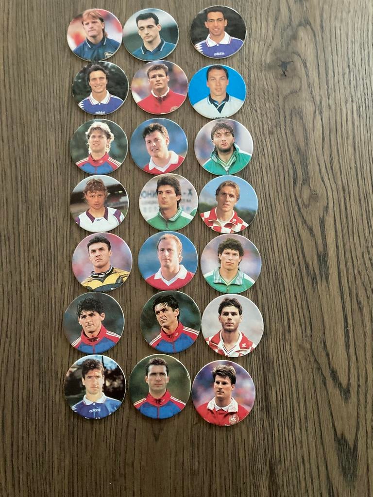 21 PANINI/SNICKERS CAPS EURO 96 met oa CANTONA/HAGI/LAUDRUP, Ophalen of Verzenden, Zo goed als nieuw, Buitenlandse clubs, Poster, Plaatje of Sticker